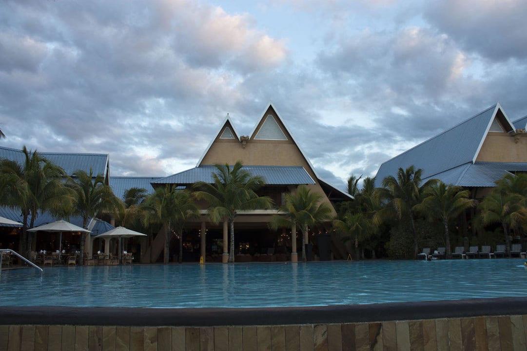 Poolanlage bei Abend Victoria Beachcomber Resort & Spa