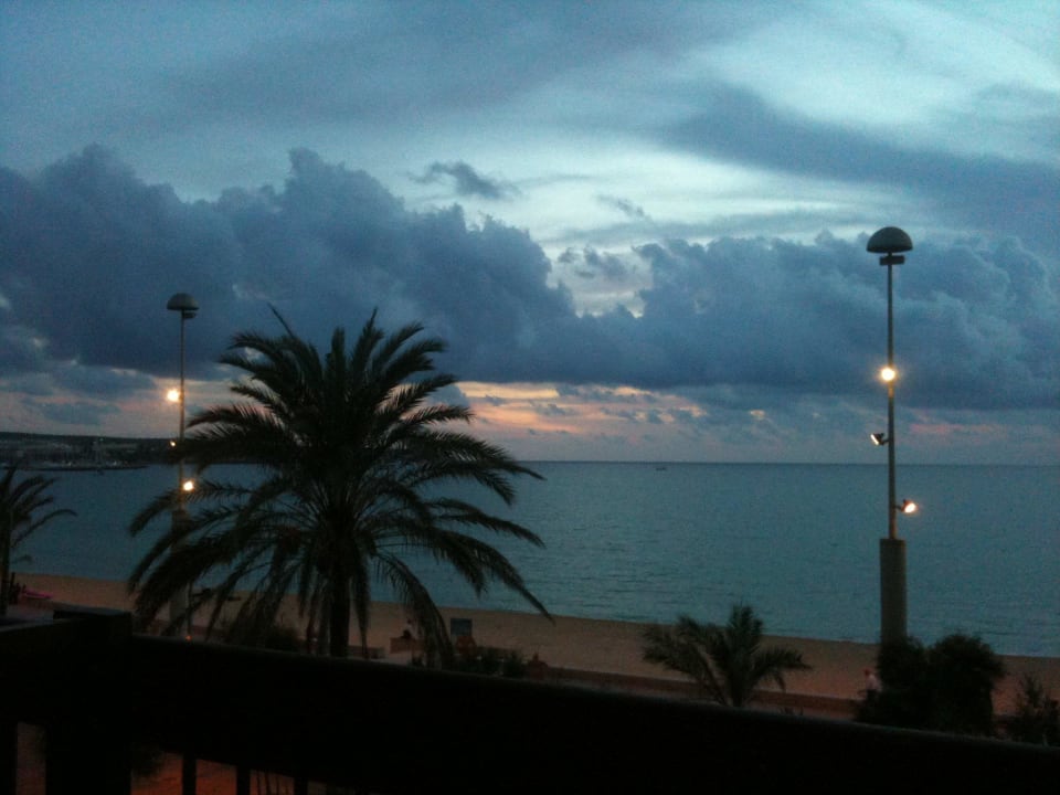 Auch Wolken haben etwas AYA Seahotel - Adults only