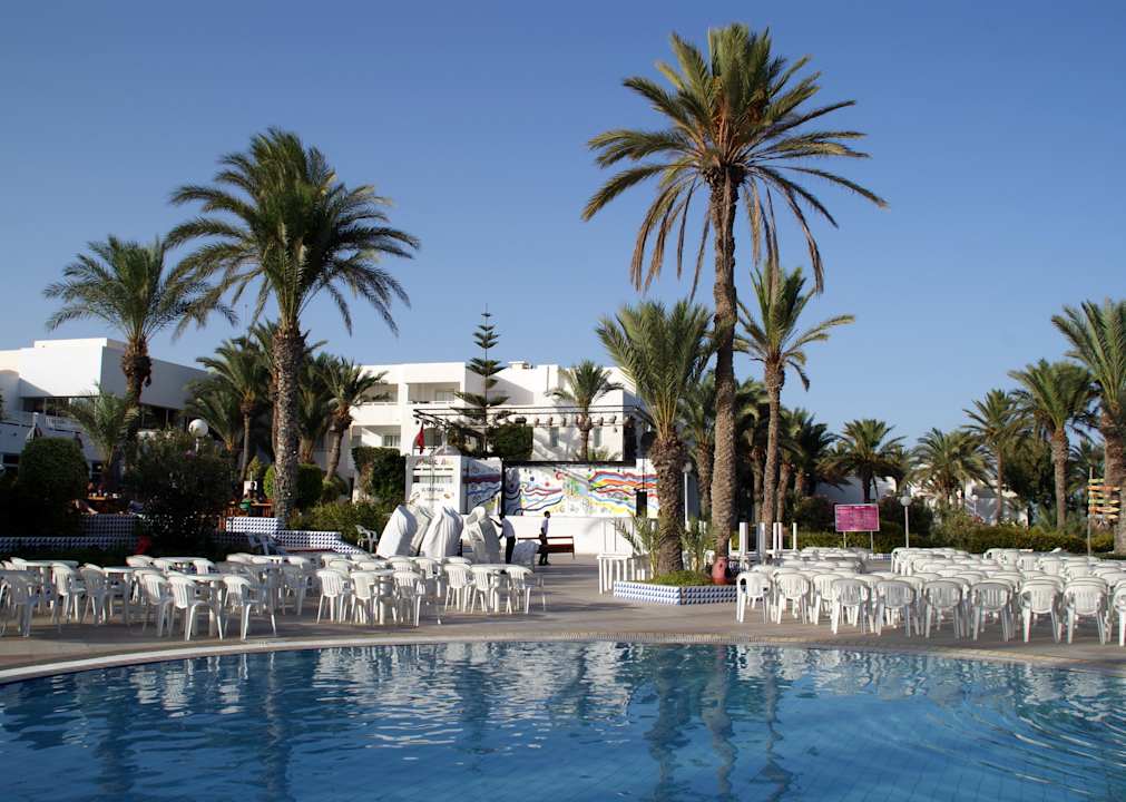 Pool und dahinter Bühne Hotel El Mouradi Djerba Menzel