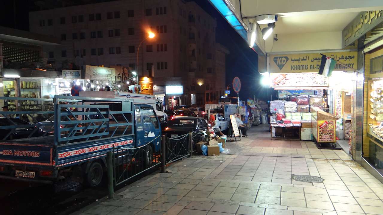 Ten duży budynek to hotel Crystal i nasze okno :-) Hotel Crystal