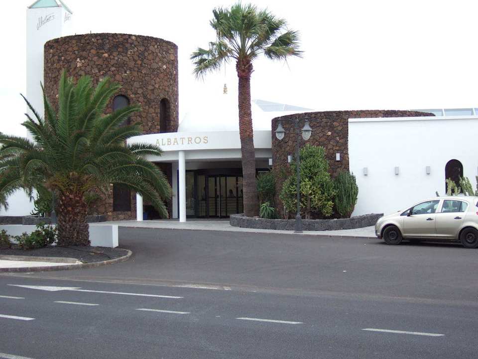 Der Eingang des Hotels allsun App.-Hotel Albatros