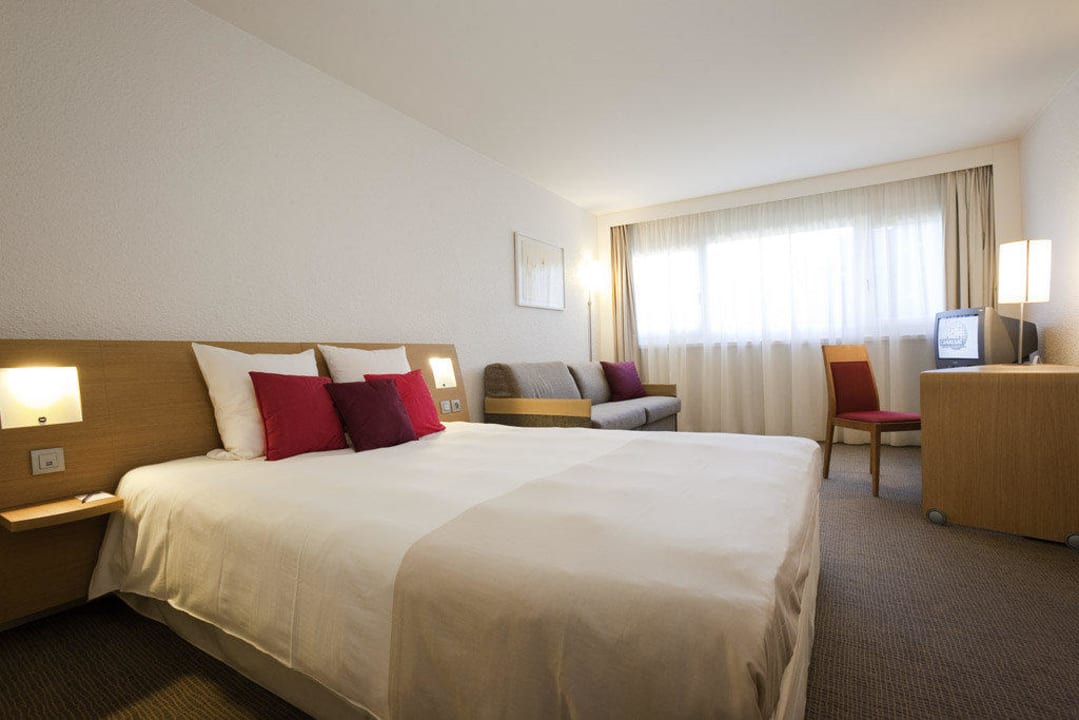 Queen Size Bedrooms Novotel Aix-en-Provence Pont De L'Arc