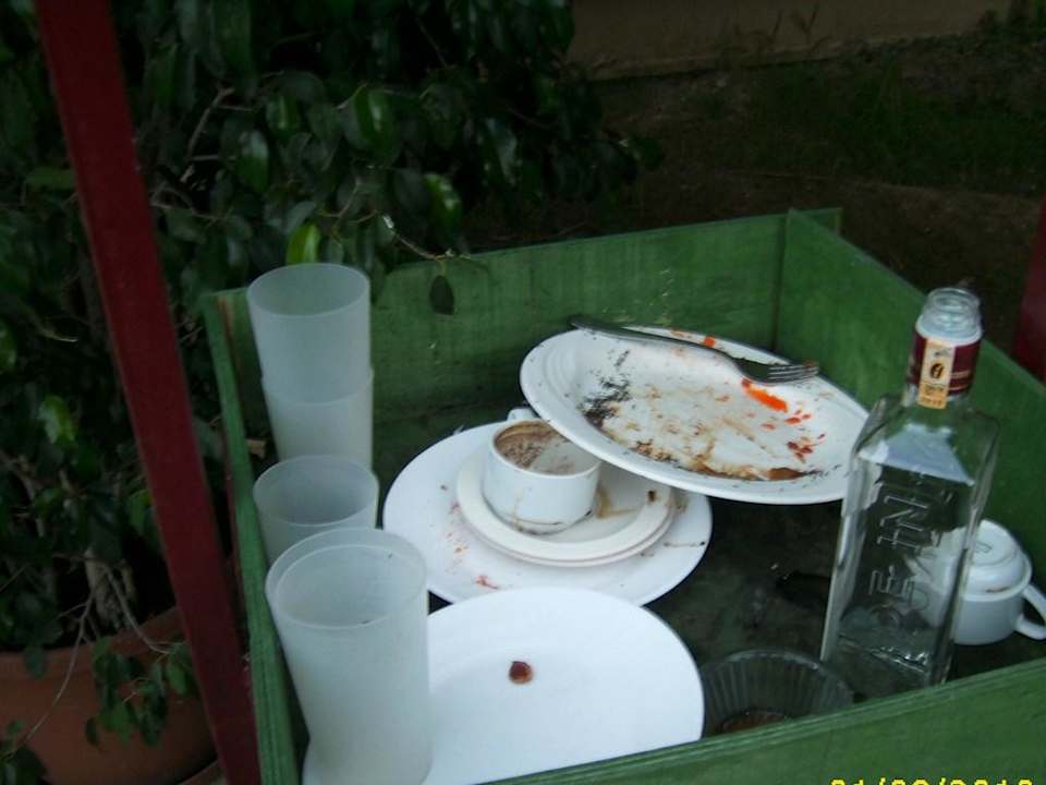 Geschirrsammelstation direkt neben Eingang Armas Gül Beach