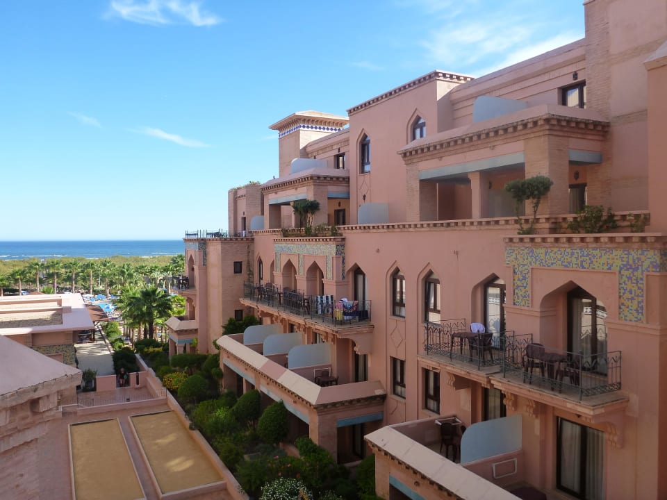 Widok z pokoju na plaże, a w dole hotelowe leżaki  Playacanela Hotel