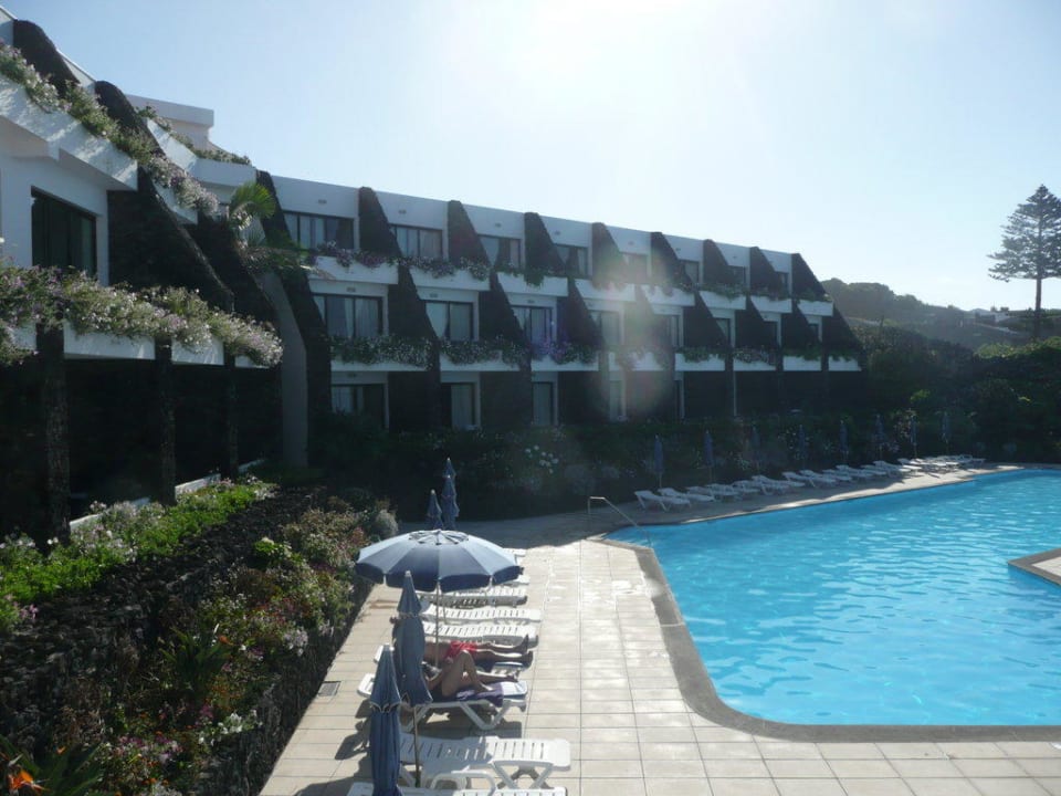 Hotelanlage mit Pool Caloura Hotel Resort
