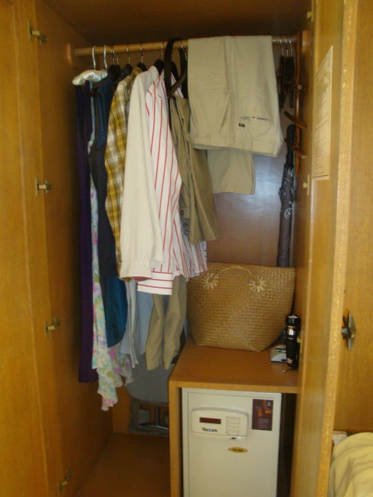 Kleiderschrank mit Safe, Bügelstation usw. Sheraton Hua Hin Pranburi Villas