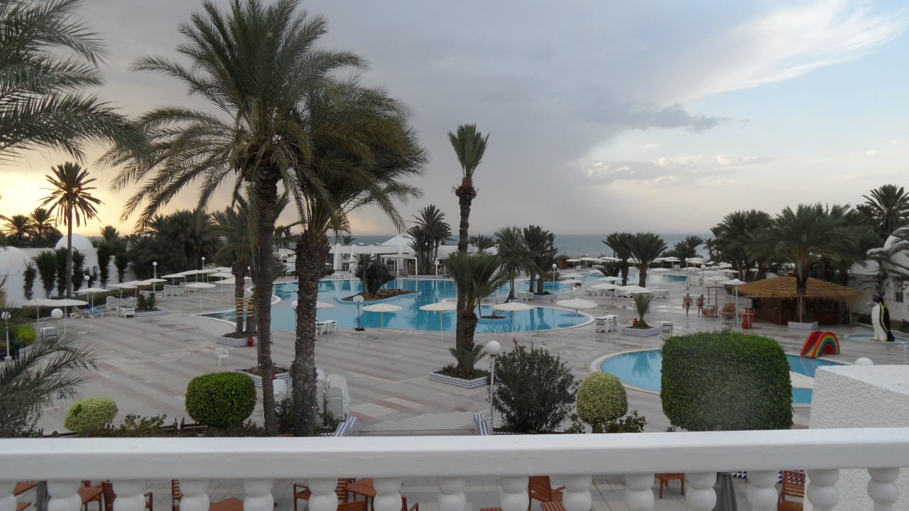 Blick über die Poolanlage Hotel El Mouradi Djerba Menzel