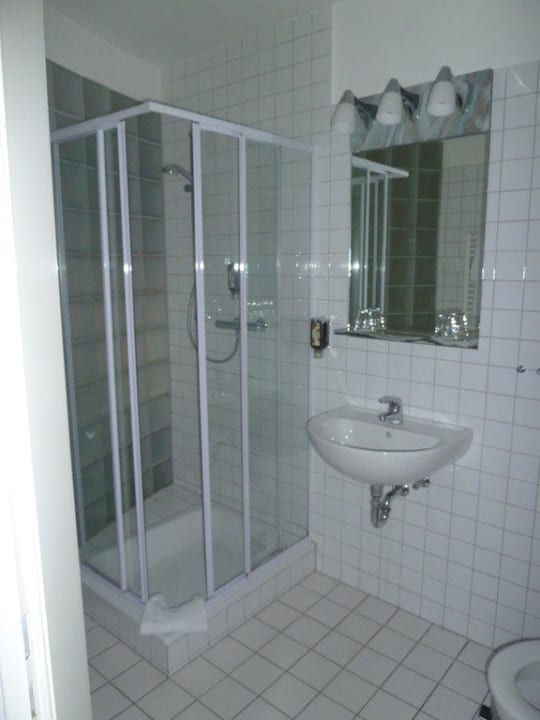 Dusche Zimmer 319 Wald & Golfhotel Lottental