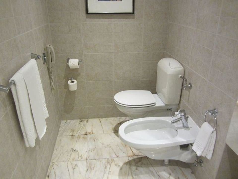 Enger Toilettenbereich Corinthia Lisbon