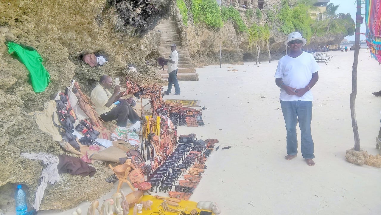 Souvenierstand und Paul Bahari Beach Hotel