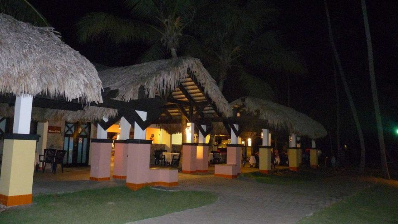 Sportbar am Abend Wyndham Alltra Samana