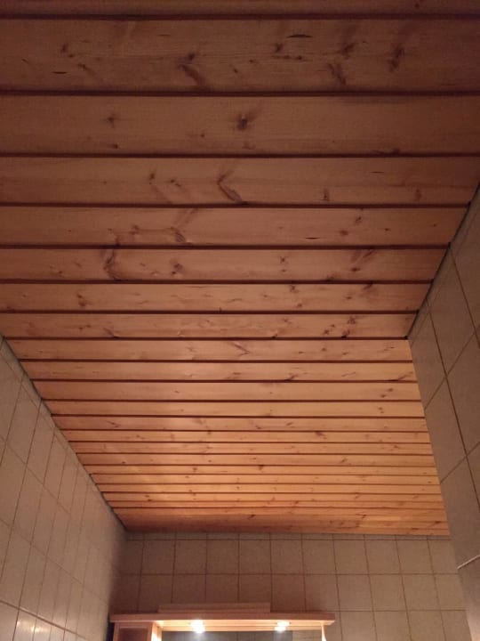 Sehr dunkel mit nur zwei spots Das Steinberger Hotel