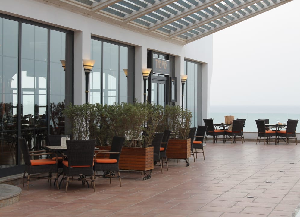 The Pub Bar auf der Terrasse Reef Oasis Blue Bay Resort