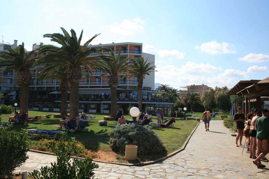Weg rechs Hauptgebäude l. Strand Calimera Sirens Beach