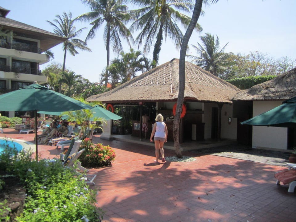Poolaufsicht und Bücherverleih Prama Sanur Beach Bali