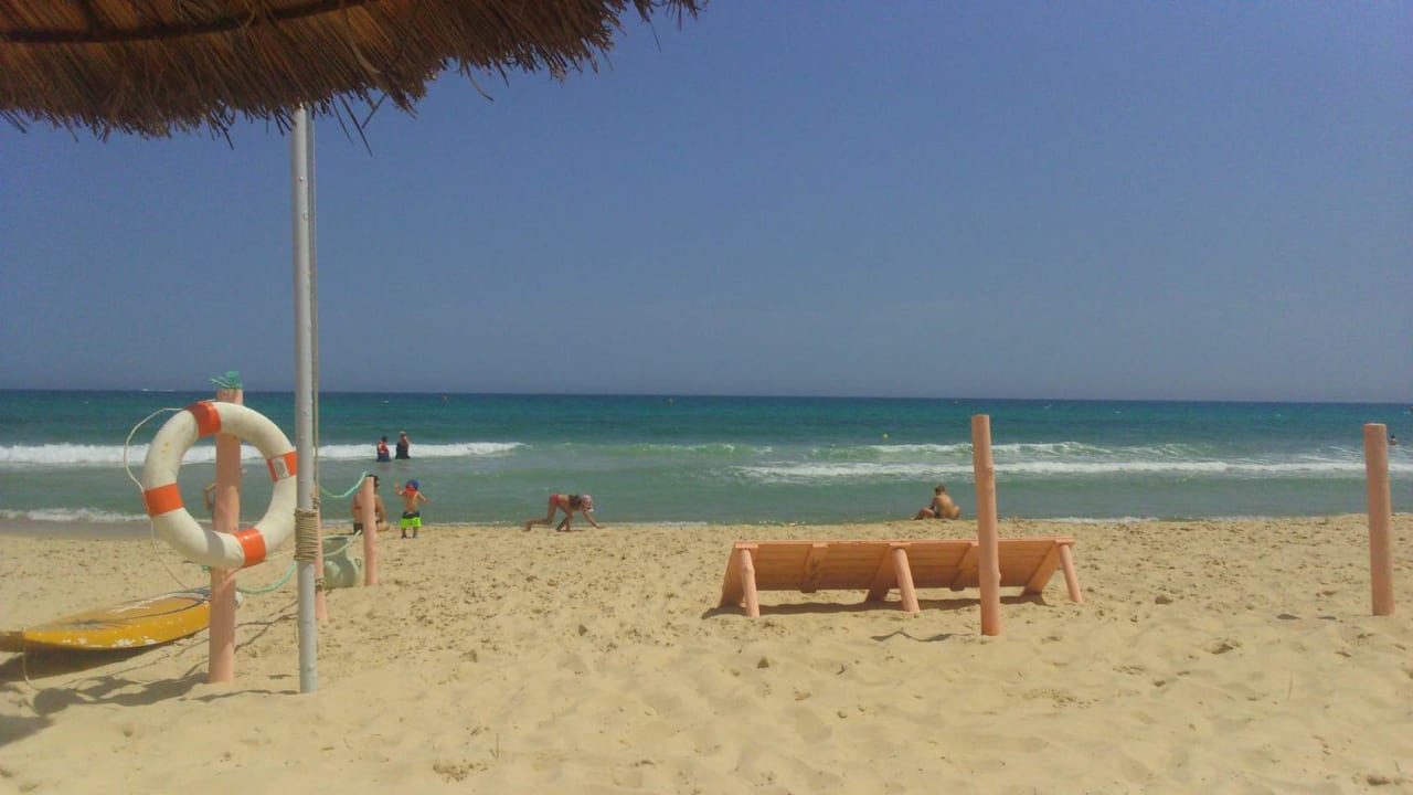 Sehr schöner Strand. Hotel Nesrine