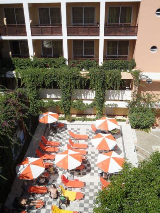 Widok na leżaki Atrium Ambiance Hotel