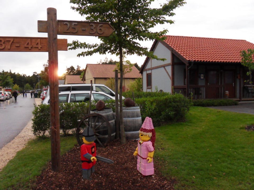 Parkování u domků LEGOLAND Feriendorf