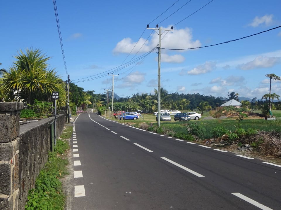 Straße vor dem Hotel mit Bushaltestelle Friday Attitude