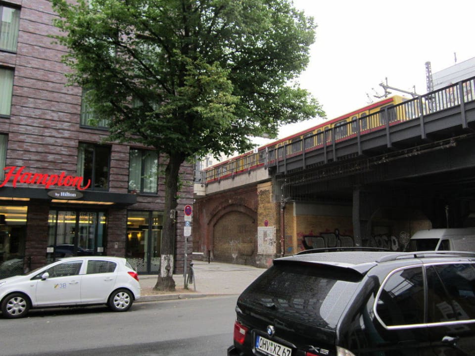 Hotel / Bahndamm Hampton by Hilton Berlin City West