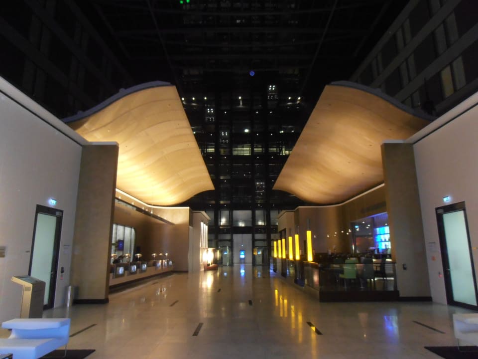 Lobby mit Rezeption Hilton Frankfurt Airport