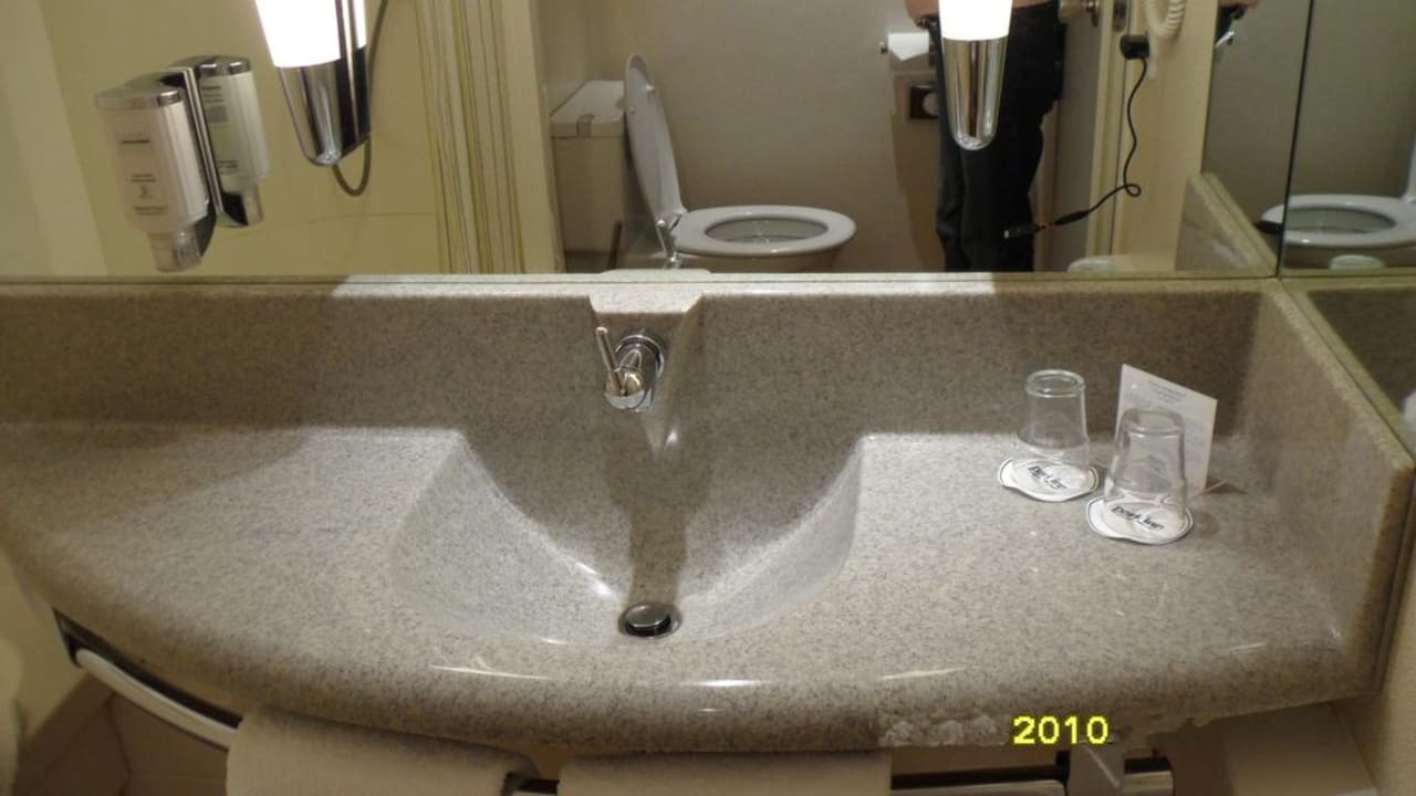 28.11.2010 - im Bad des Zimmer 129 Select Hotel Hamburg Nord