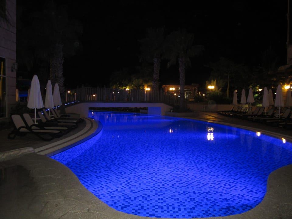 Pool bei Nacht Diamond Excellence Resort & Spa