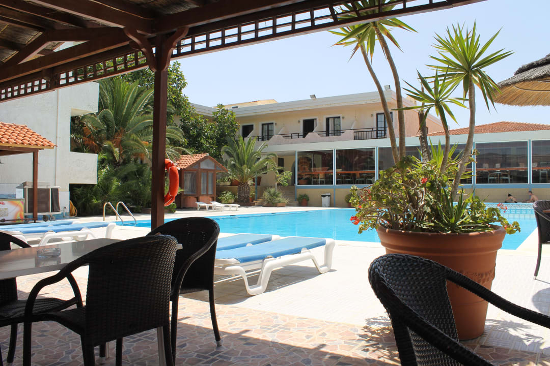 Pool von der Snackbaar aus gesehen Hotel Seven Stars