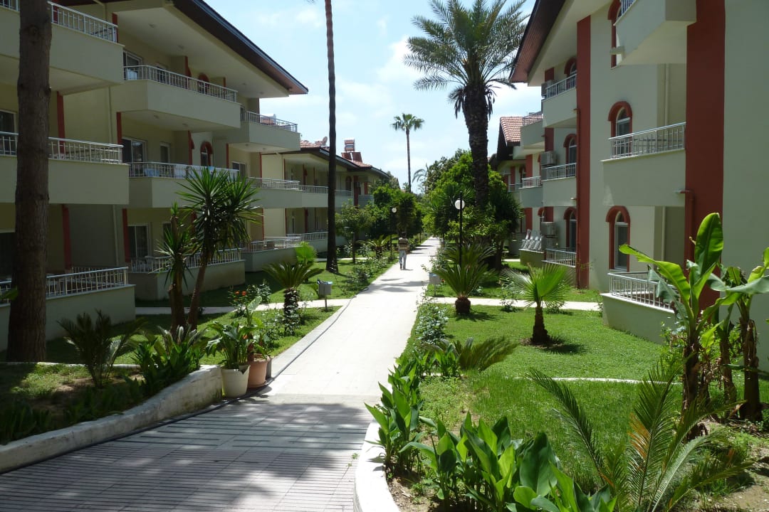 Weg zum Restaurant Hotel Sirma