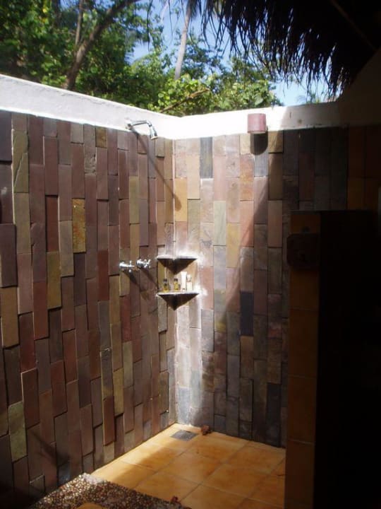 Außendusche im Bungalow Nr. 92 Filitheyo Island Resort