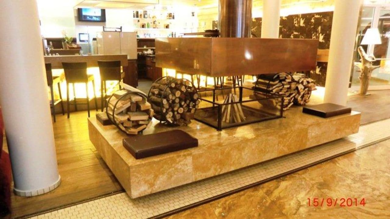 Offener Kamin vor der Bar The Alpine Palace