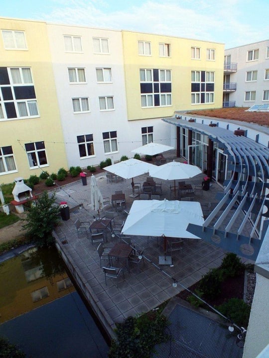 Blick aus Zimmer in Innenhof NH Frankfurt Airport West