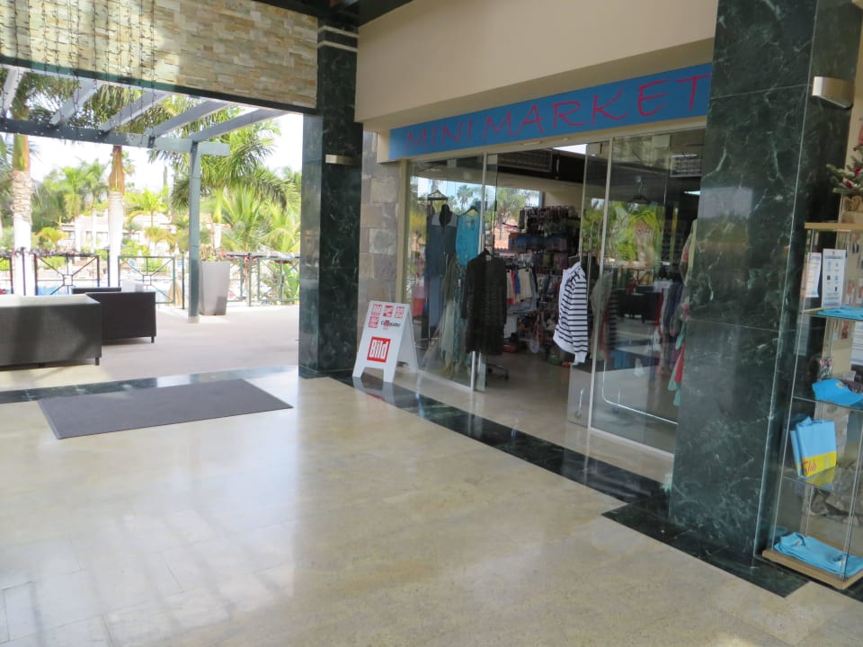 Minimarkt im Eingangsbereich allsun Hotel Esplendido