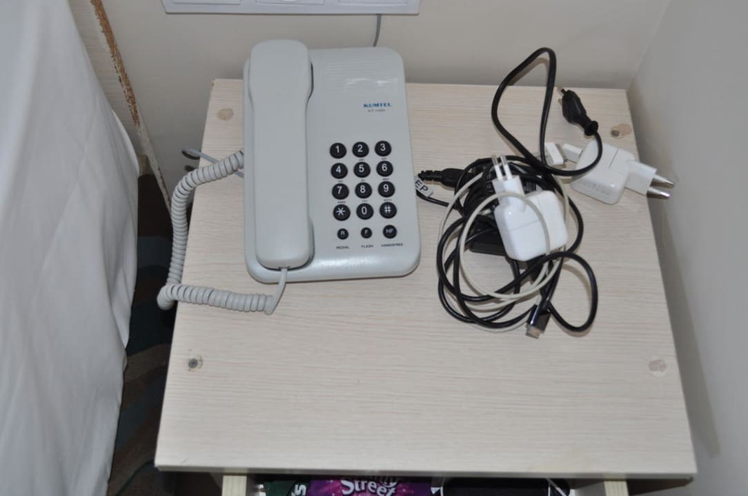 Nachttisch aus Spanplatte mit Gammel Club Hotel Anjeliq