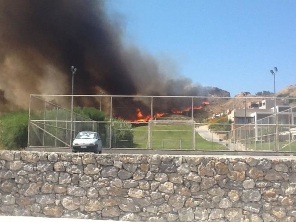 Feuer zwischen Lagas Aegean Village und Carda Beach Lagas Aegean Village