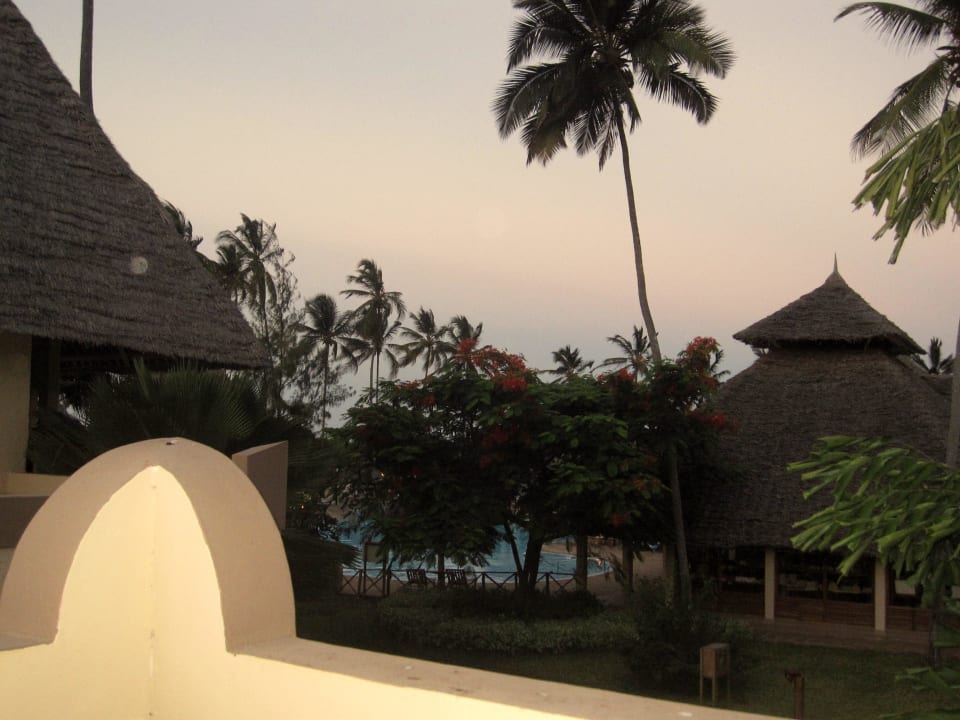 Pool am Abend Neptune Pwani Beach Resort & Spa