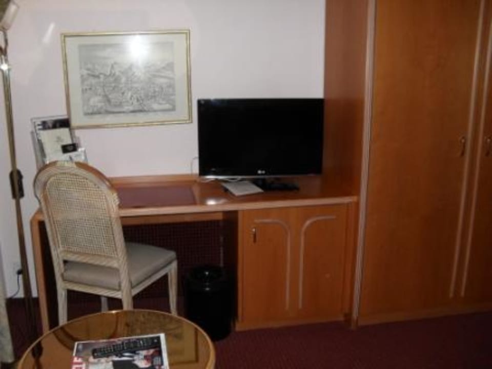 Zimmer mit Fernseher & Schreibtisch Thermal Hotels & Walliser Alpentherme