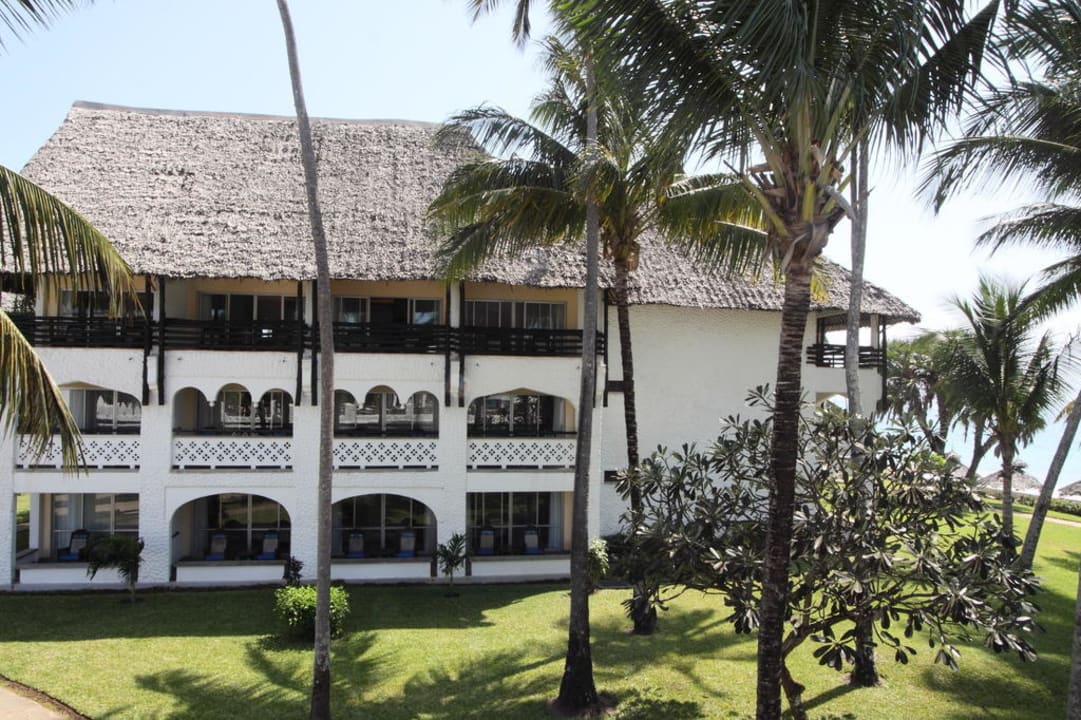 Gartenanlage mit Blick auf die Zimmer Hotel Southern Palms Beach Resort