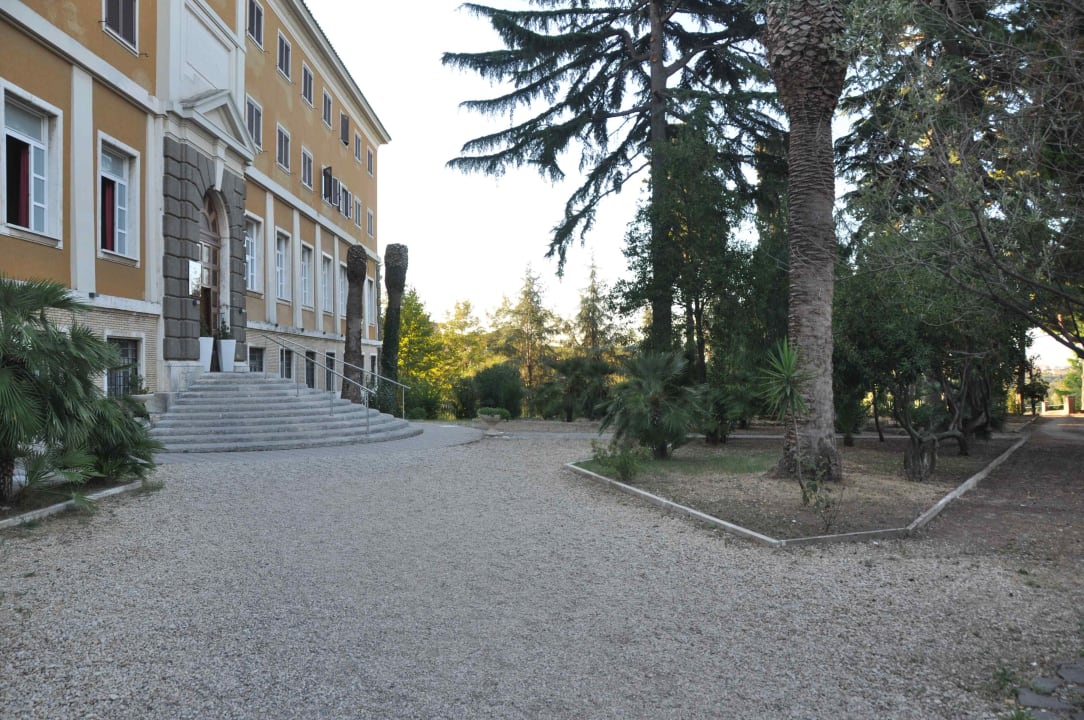 Hoteleingang mit Pinien Hotel Excel Roma Montemario