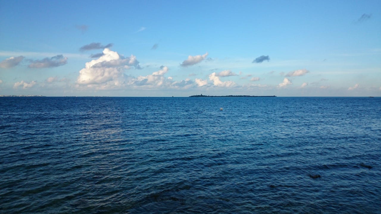 Blick auf die Nachbarinsel Embudu Village