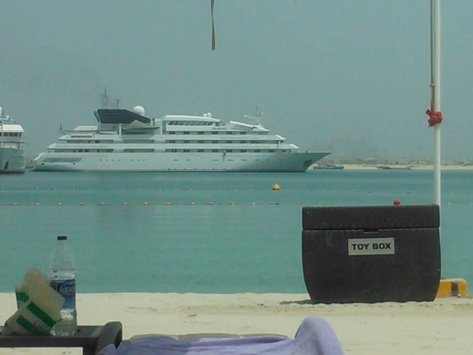 Blick vom Hotelstrand auf "Dubai Marina" Le Meridien Mina Seyahi Beach Resort & Waterpark