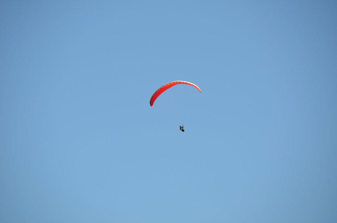 Parapentiste au dessus de l'hotel Hotel Le Picors