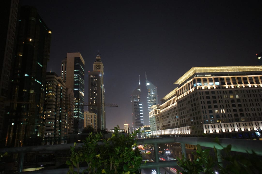 Вид с террасы бассейна ночью Rose Rayhaan by Rotana