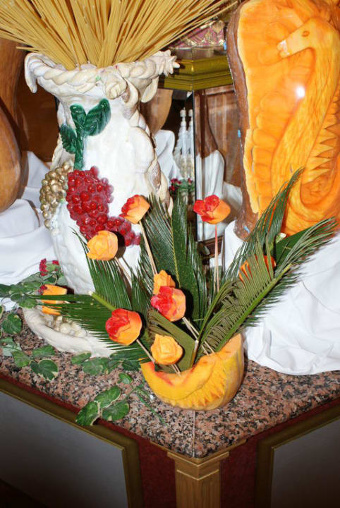 Fantasievolle Dekoration am Buffet aus Gemüse Botanik Hotel & Resort