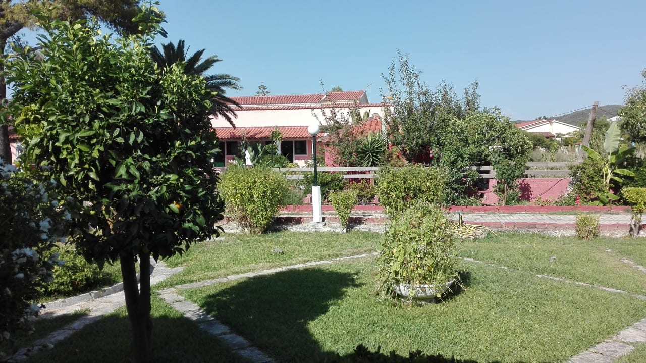 Blick auf Garten Tassos Apartments