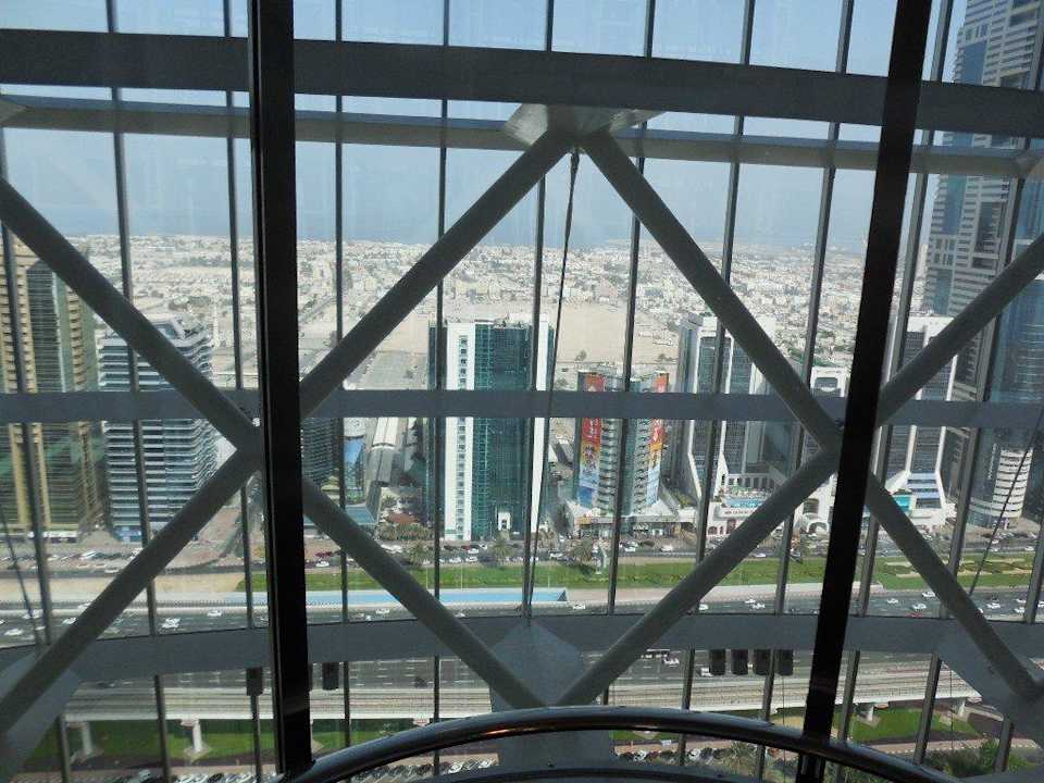 Bilck aus einem der 3 Glasaufzüge (37. Stock) Hotel Jumeirah Emirates Towers