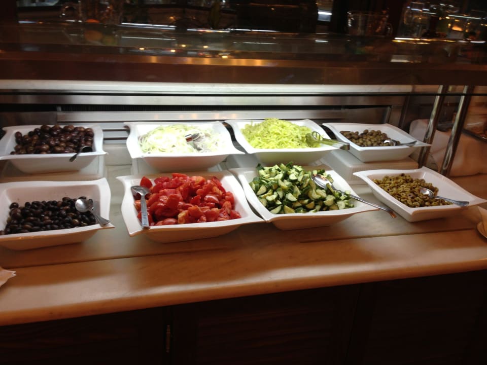 Ein kleiner Teil des Salat - bzw. Gemüseangebotes Anthemus Sea Beach Hotel & Spa