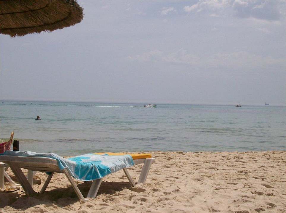 Strand mit Piratenschiffen im Hintergrund El Ksar Resort & Thalasso