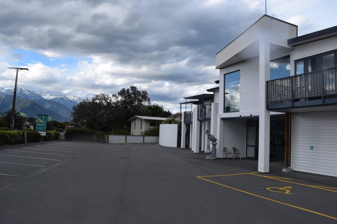 Frontansicht zur Straße Quality Suites Kaikoura