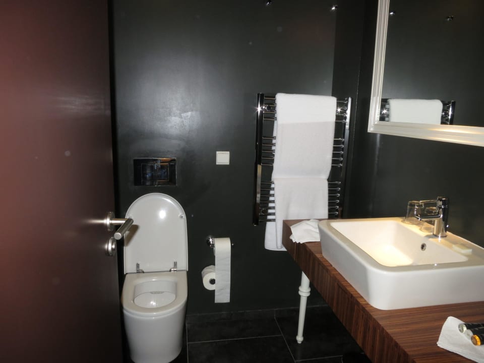 Geräumiges Bad The Icon Hotel & Lounge